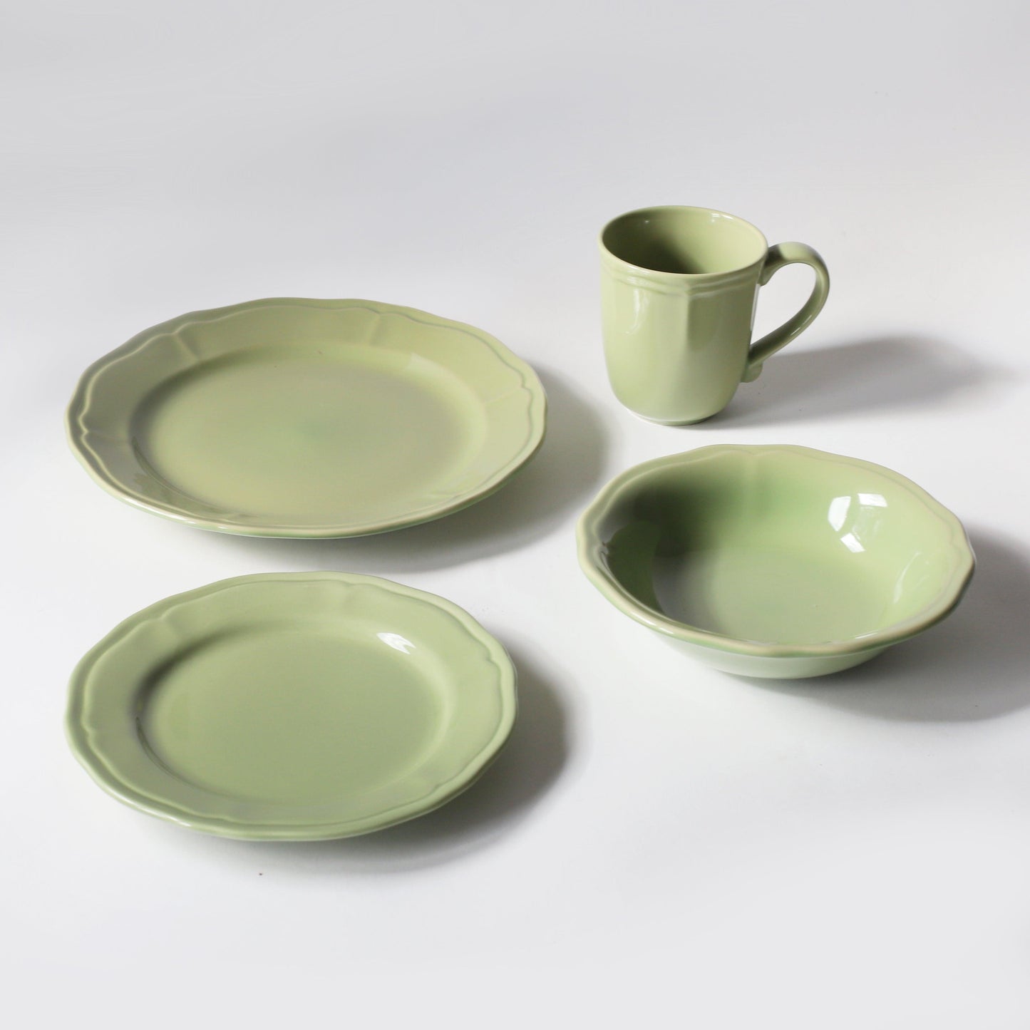 Siena 16-Piece Stoneware Dinnerware Set,Bowls and Plates  in Green, Service for 4