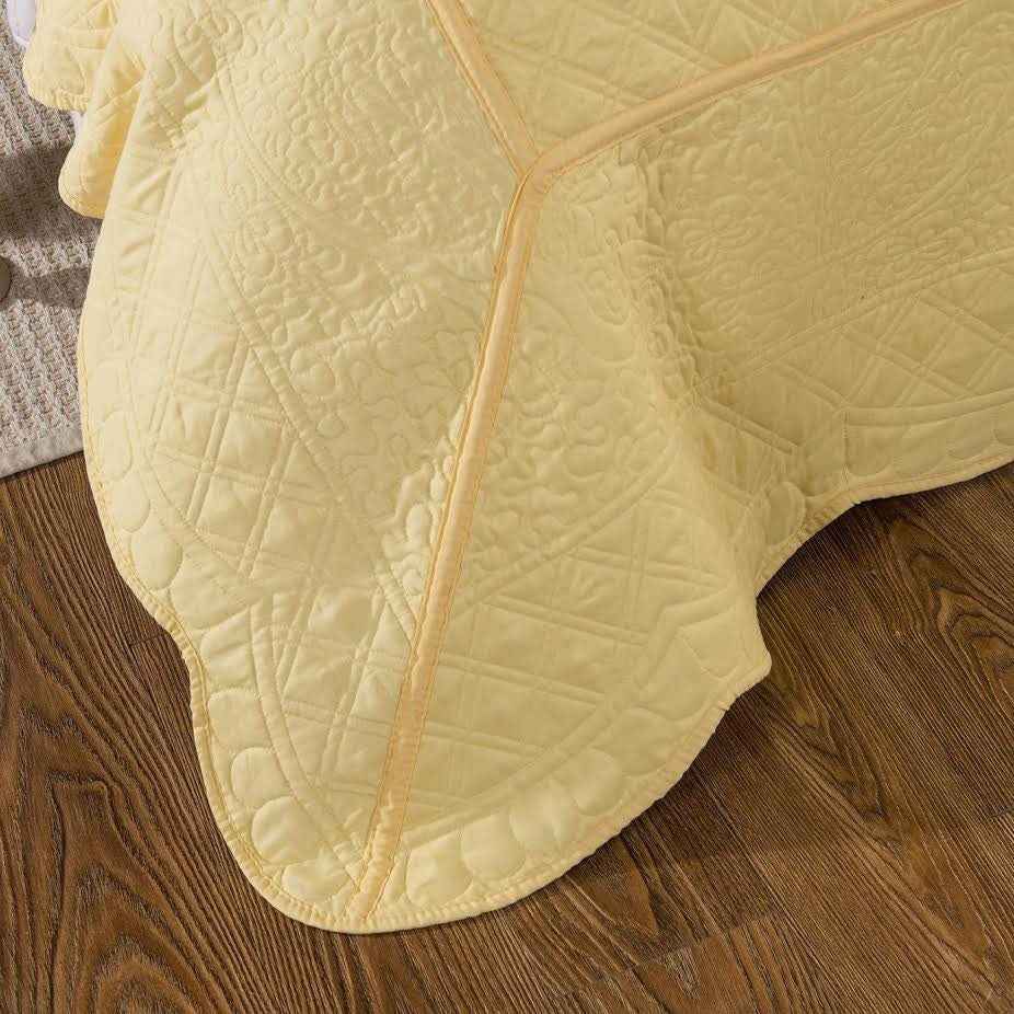 Tache Buttercup Puffs Yellow Diamond Matelasse Scalloped Quilt Set (YELLEMDES)